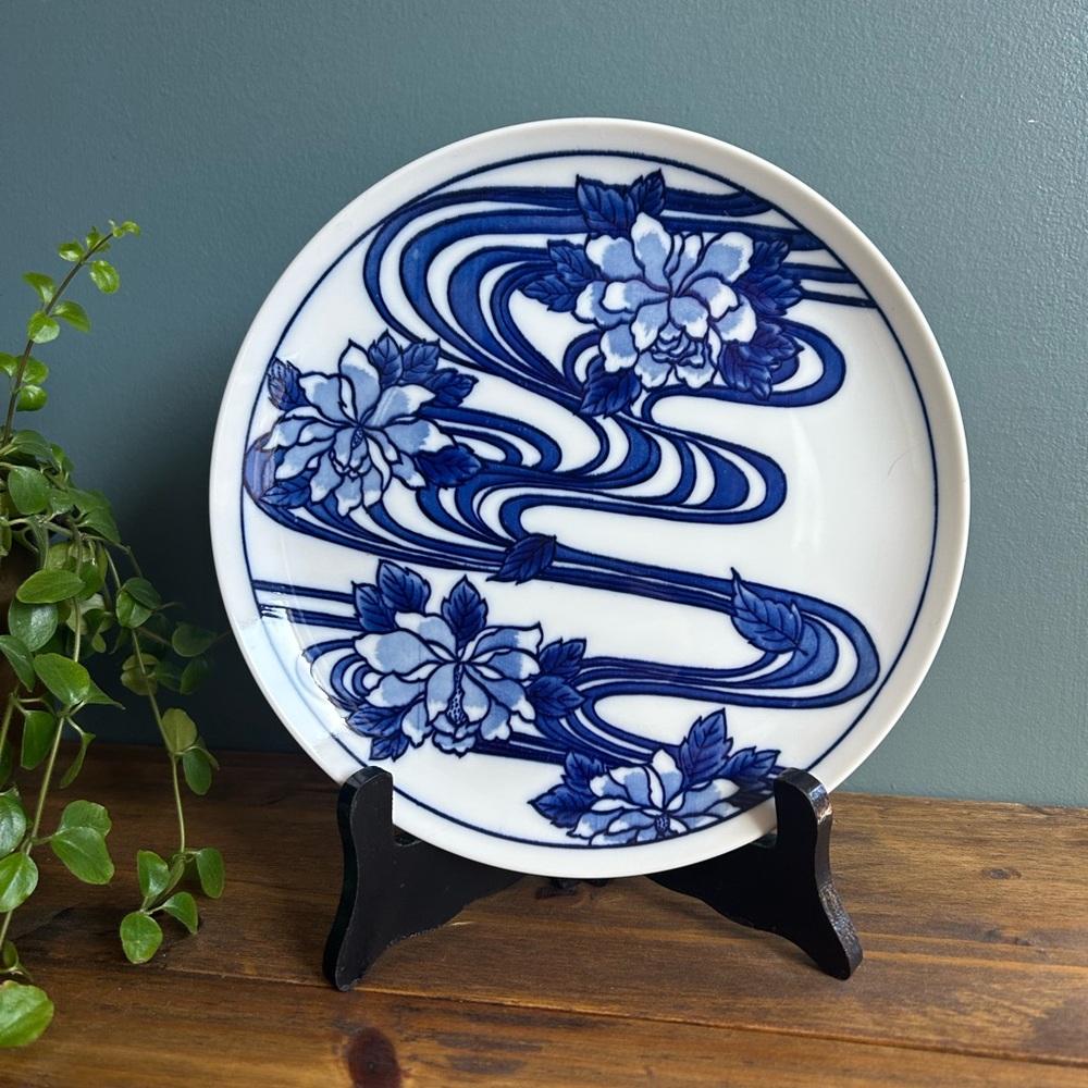 Vintage Vandor by Nancy Getz 8" Plate Lotus Blue/White Made in Japan